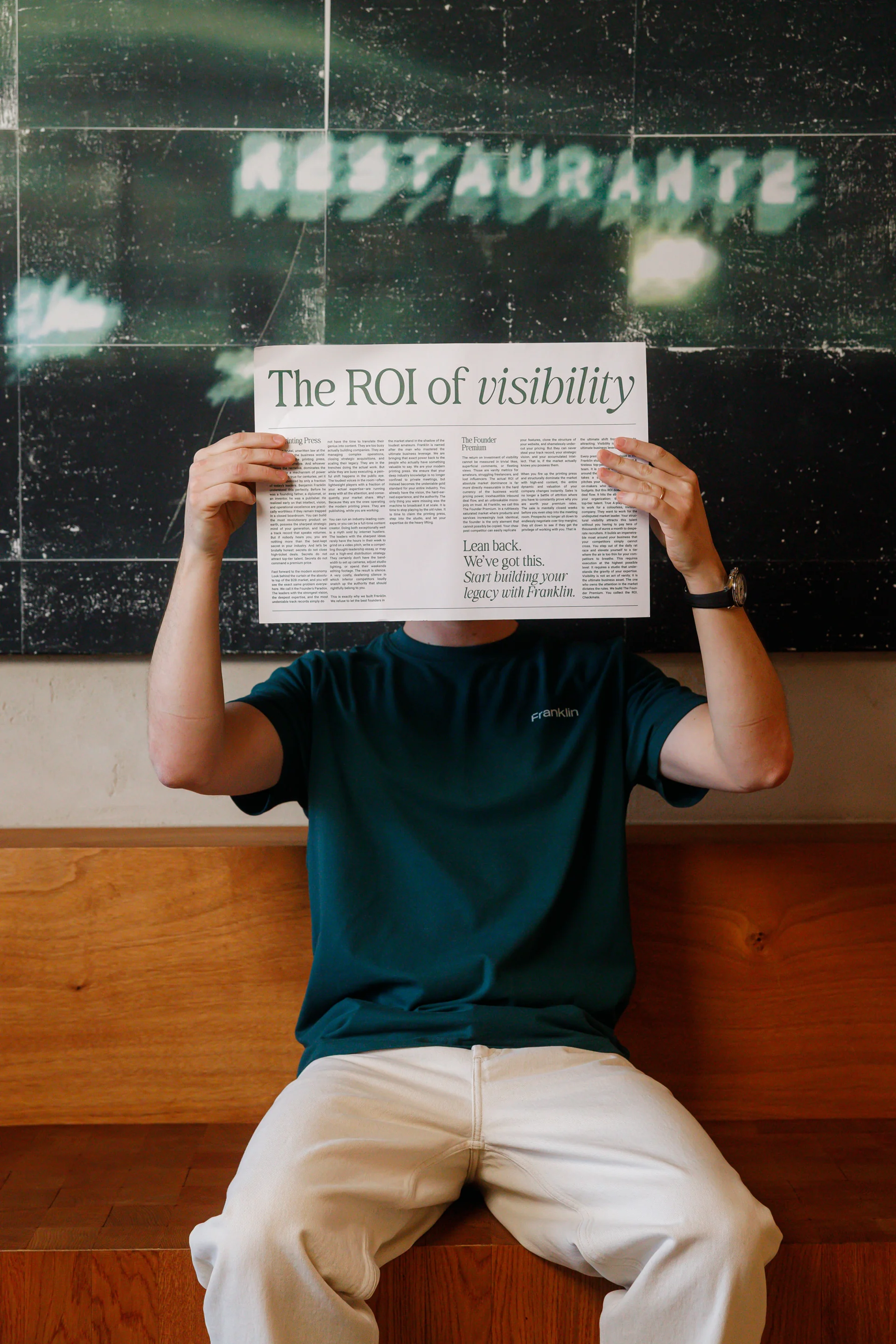 Een persoon houdt de Franklin-krant The ROI of visibility vast